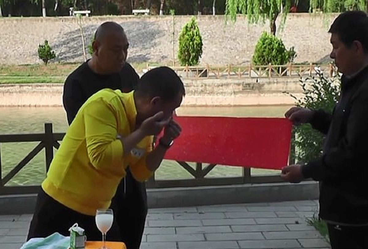 Chinese kung fu master inhaled water through nose Squirts It Out From His Eye Weird viral video