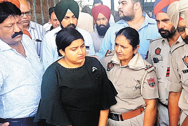Colonizer slaps lady building officer in ludhiana of punjab