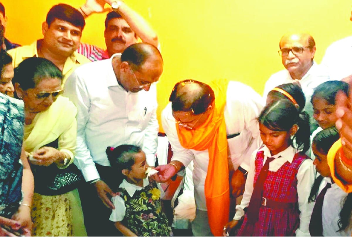 Cabinet Minister celebrates his birthday with students