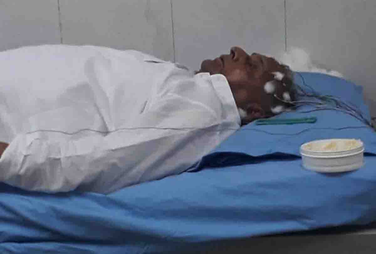 mulayam singh yadav admitted in Ram Manohar Lohia Hospital, Lucknow after falls ill