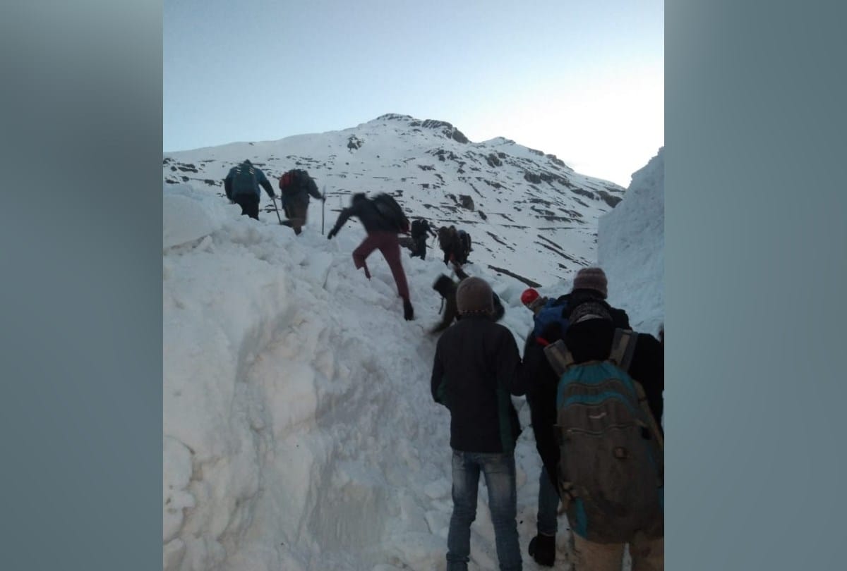 600 people crossed Rohtang Pass via Rohtang Tunnel Lahaul Kullu Himachal Pradesh