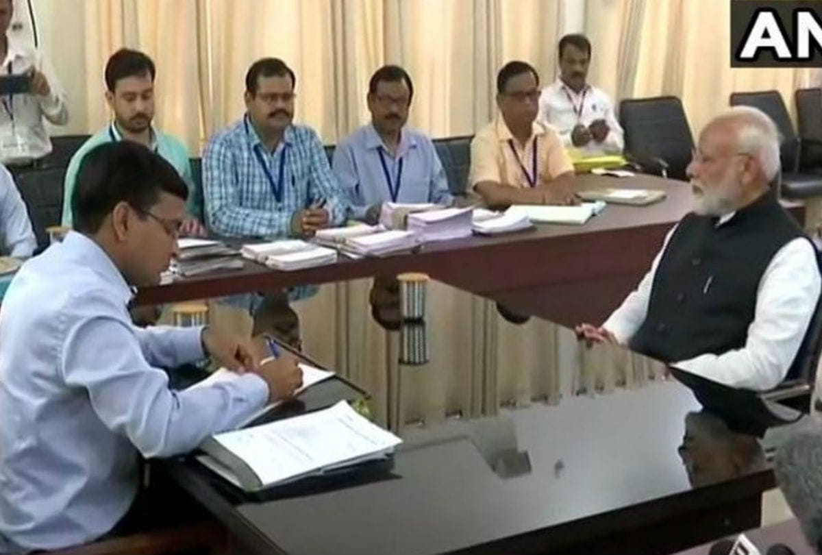 pm modi file nomination in varanasi infrort of dm surendra singh who lives in mathura