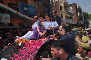 priyanka talk to evryone in jhansi