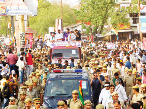 Priyanka Gandhi meets orai people through road shows