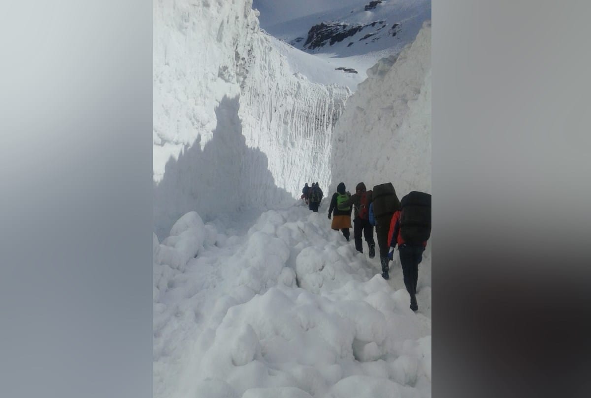 600 people crossed Rohtang Pass via Rohtang Tunnel Lahaul Kullu Himachal Pradesh