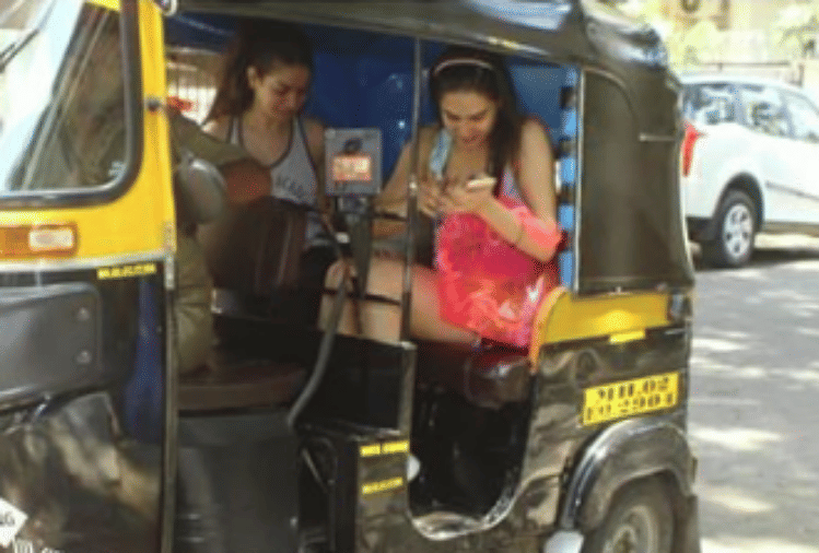 sara ali khan take auto ride with friend spot at juhu