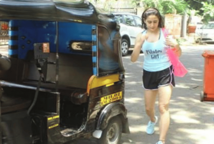 sara ali khan take auto ride with friend spot at juhu