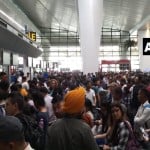 एयरपोर्ट पर परेशान यात्री