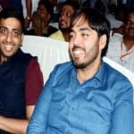 सबसे आगे की सीट पर बैठे हुए अनंत अंबानी