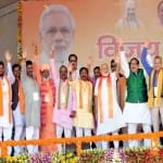 हरदोई में जनसभा के दौरान मंच पर मौजूद प्रधानमंत्री मोदी, अन्य भाजपा नेता