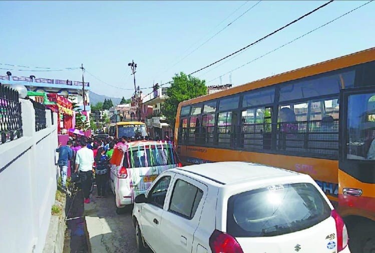 Hathras News: वाहनों के प्रदूषण एवं फिटनेस प्रमाणपत्र कवर कराएं सभी स्कूल, ब्लैक स्पॉट पर लगें चेतावनी बोर्ड स्कूल बस और अन्य वाहन