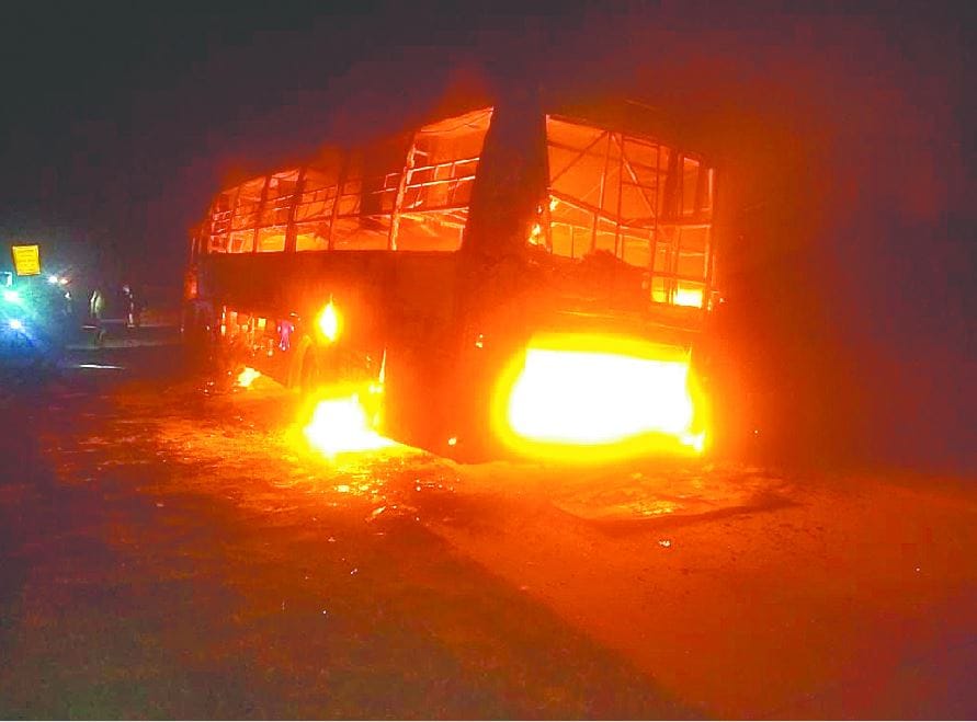 एक्सप्रेसवे पर टायर फटने से बस में लगी भीषण आग