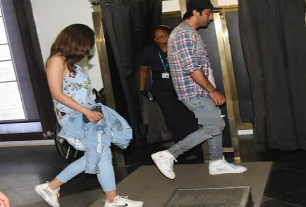 ranbir kapoor and alia bhatt spotted a movie date in mumbai