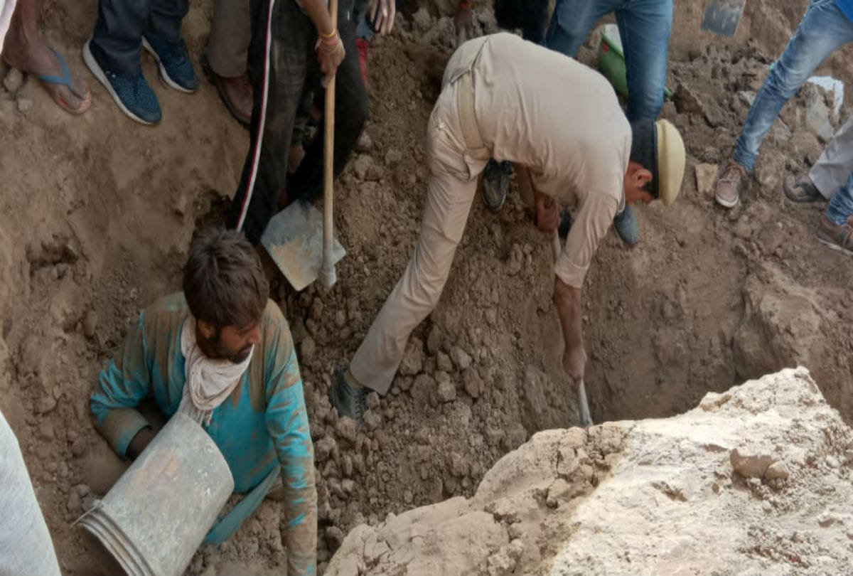 collapse of soil over five workers in under construction building in firozabad