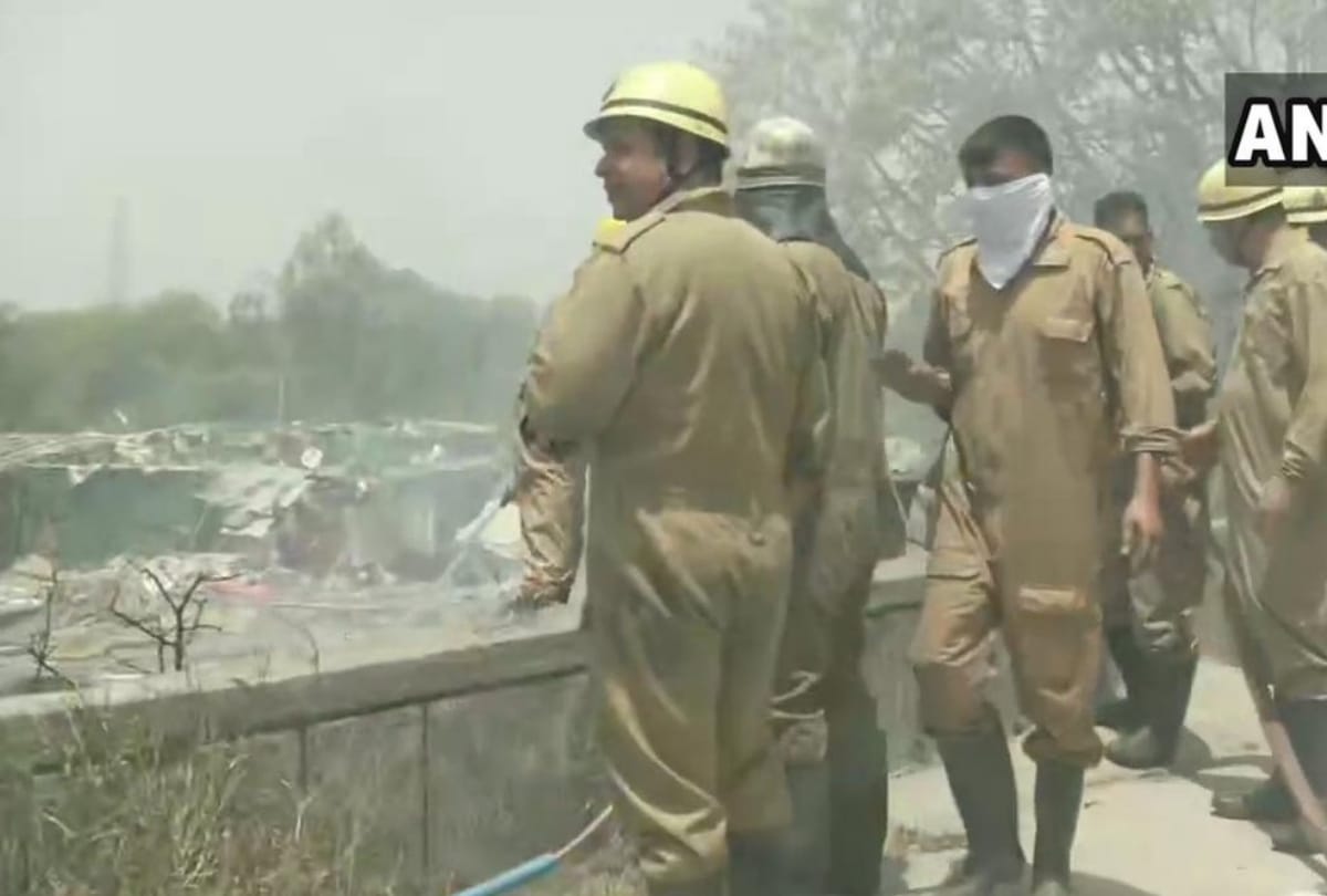 fire broke out in slum-dwelling near Lalita Park in delhi