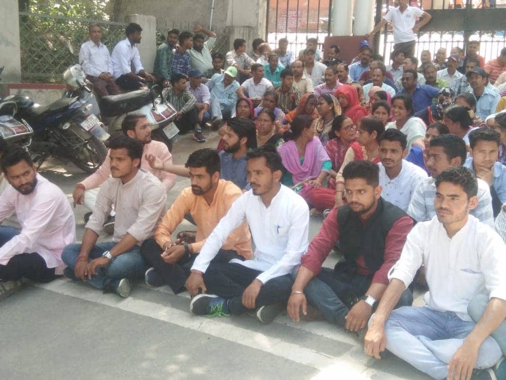 protester student closed garhwal university main gate