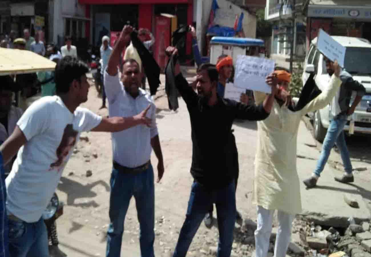 priyanka gandhi road show in unnao for lok sabha elections 2019