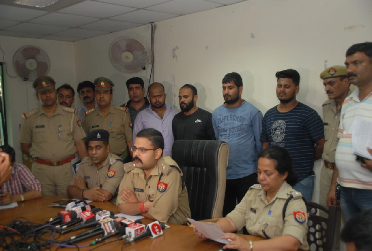 manager kidnapped in connection with transaction, police arrested two accused and recovered two cars