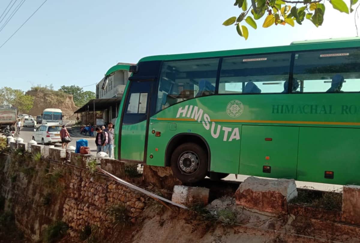 HRTC Volvo bus hits parapet Bharwain mubarakpur road una Himachal Pradesh