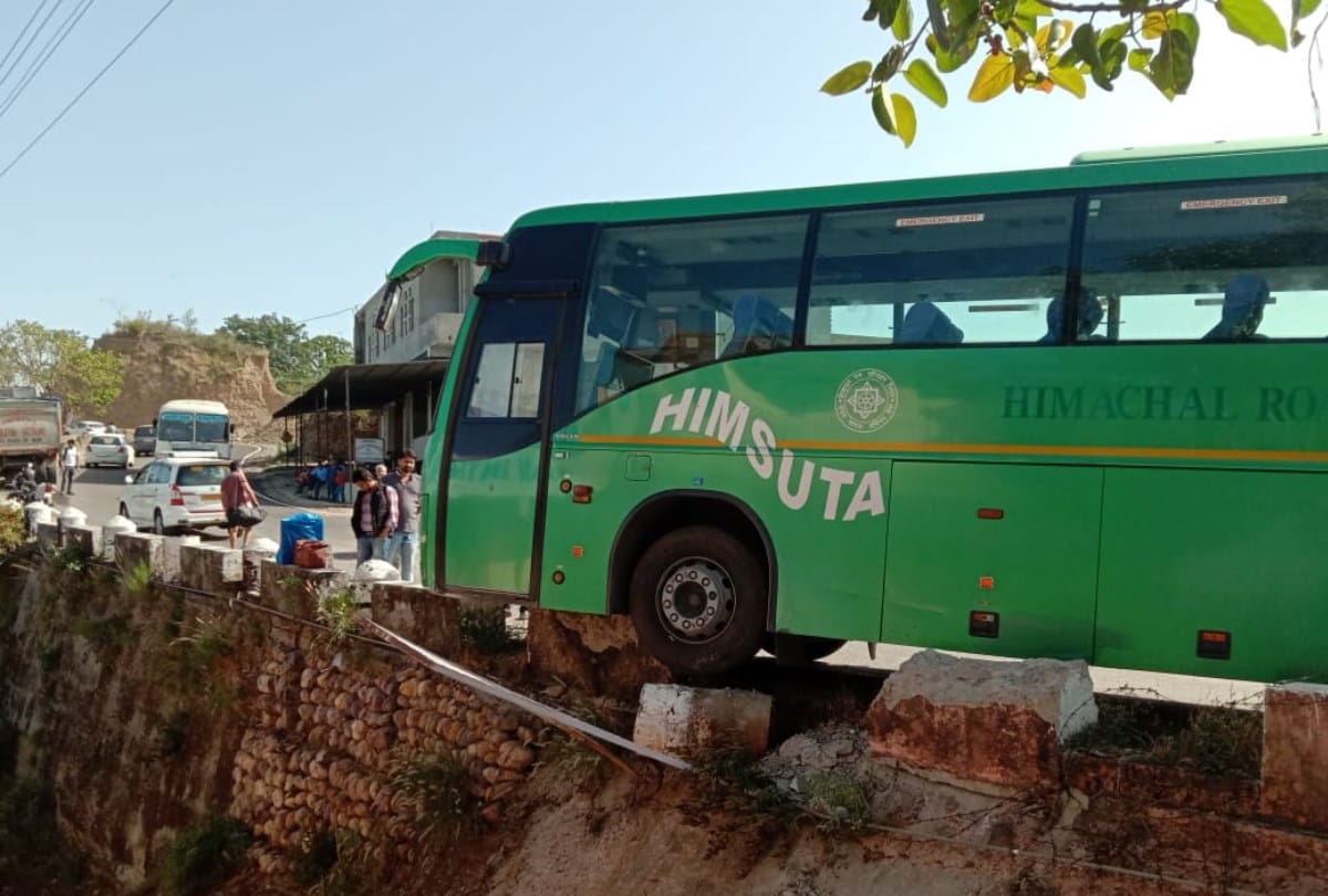 HRTC Volvo bus hits parapet Bharwain mubarakpur road una Himachal Pradesh