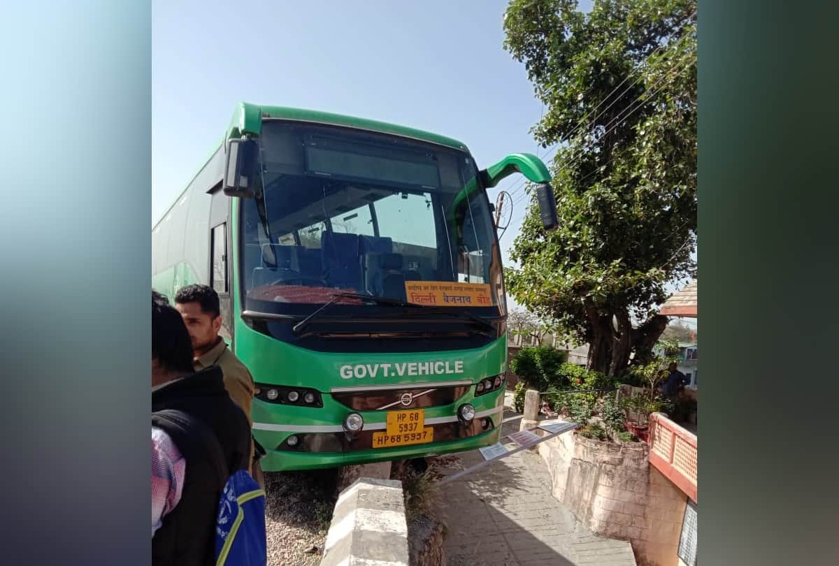 HRTC Volvo bus hits parapet Bharwain mubarakpur road una Himachal Pradesh