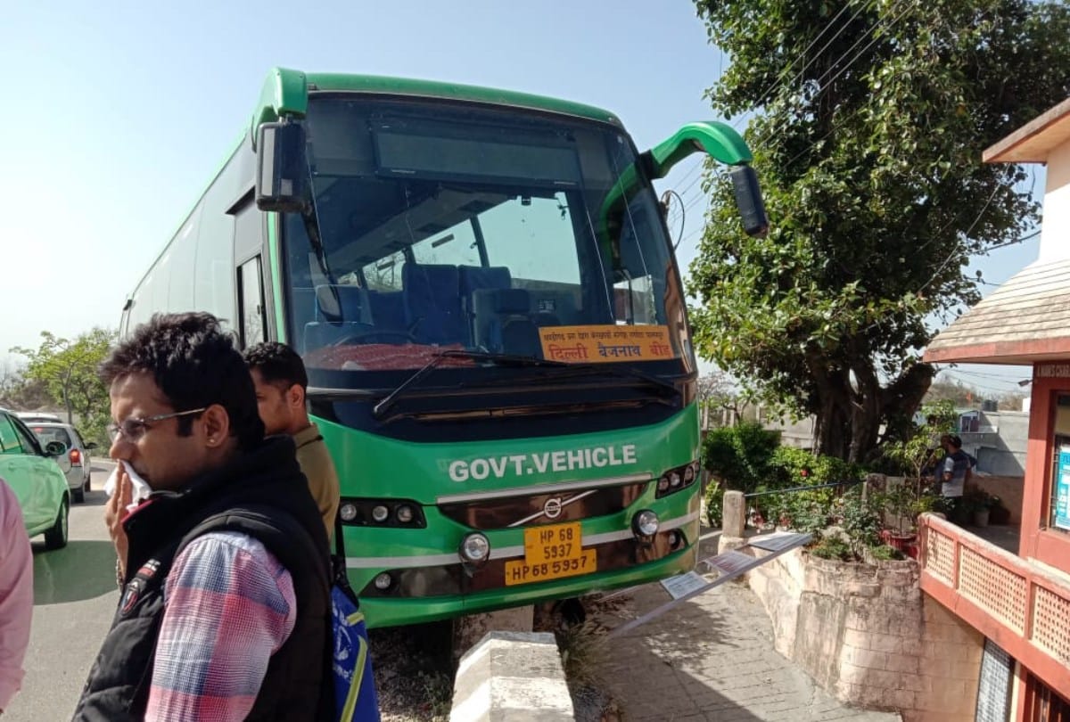 HRTC Volvo bus hits parapet Bharwain mubarakpur road una Himachal Pradesh