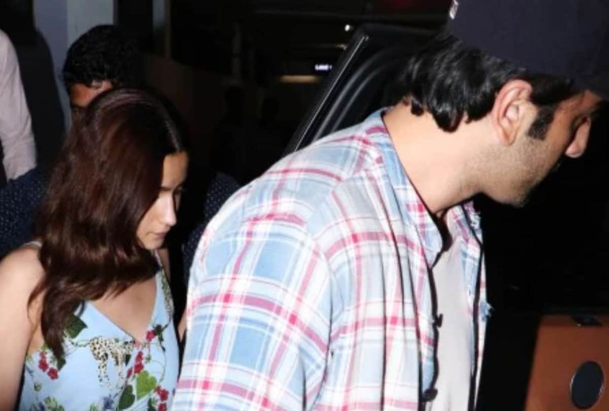 ranbir kapoor and alia bhatt spotted a movie date in mumbai