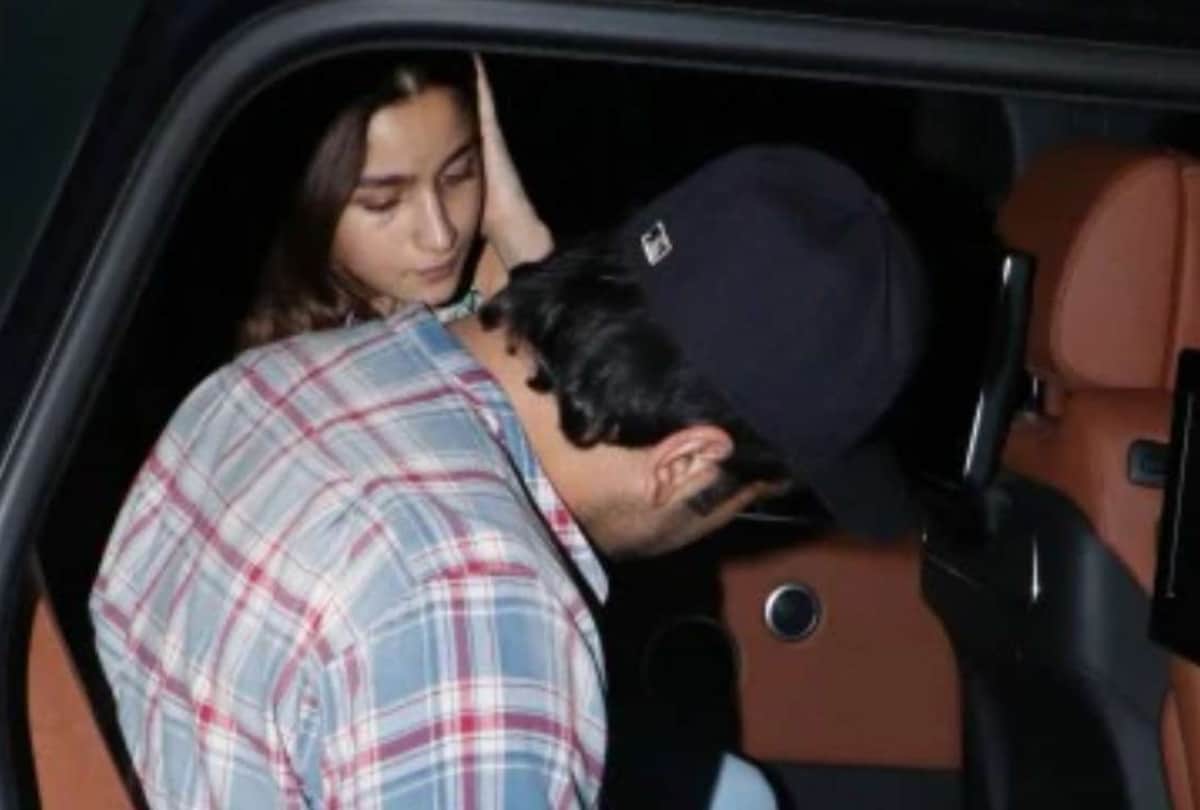 ranbir kapoor and alia bhatt spotted a movie date in mumbai