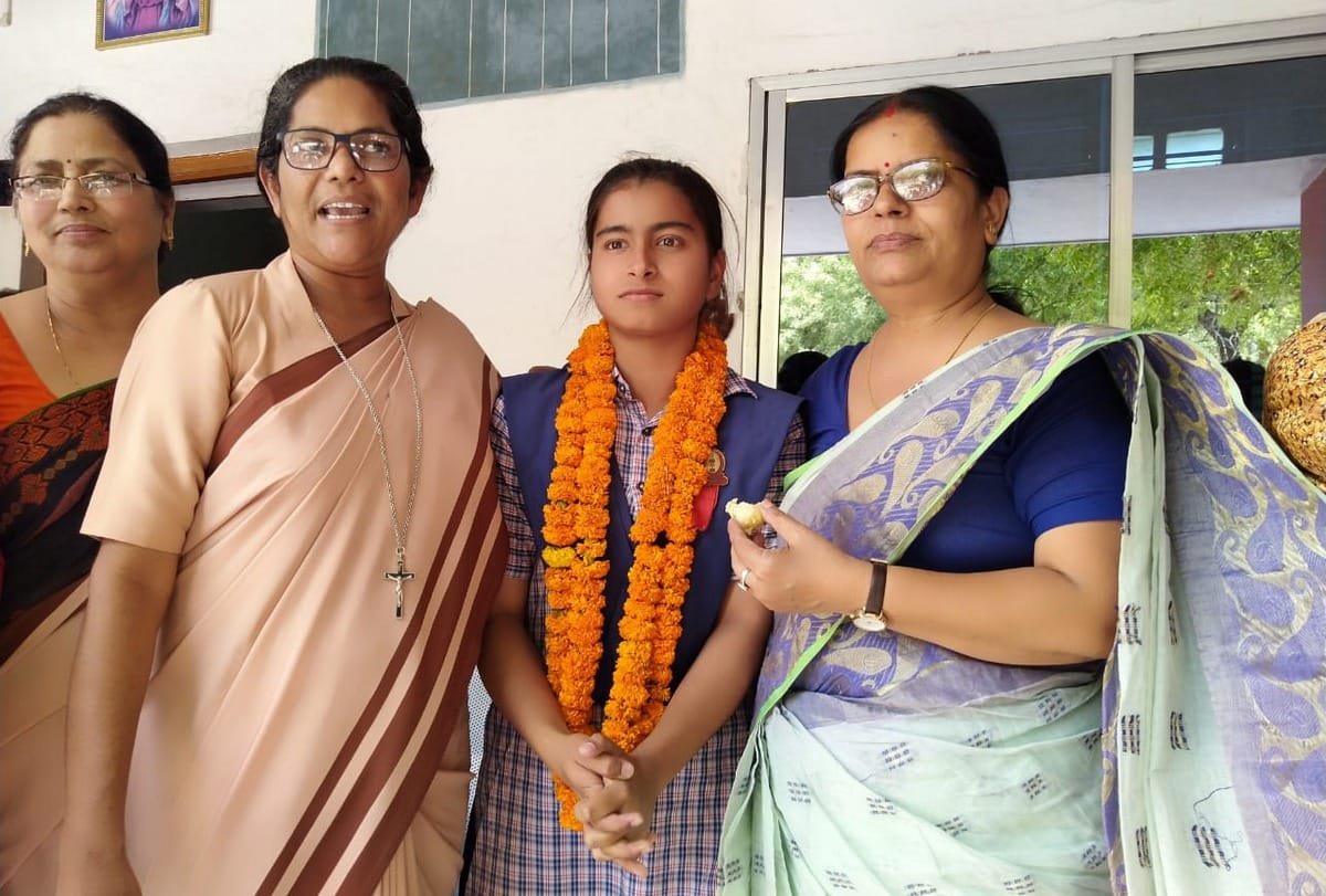 UP Board Result 2019: Purvachal girl  student  top 10 in up