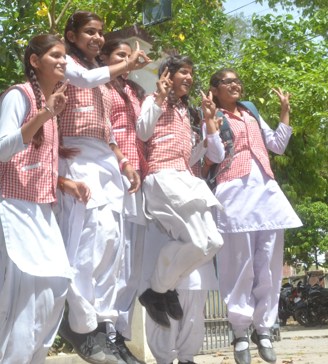 छात्राओं ने फिर से छुआ आसमान