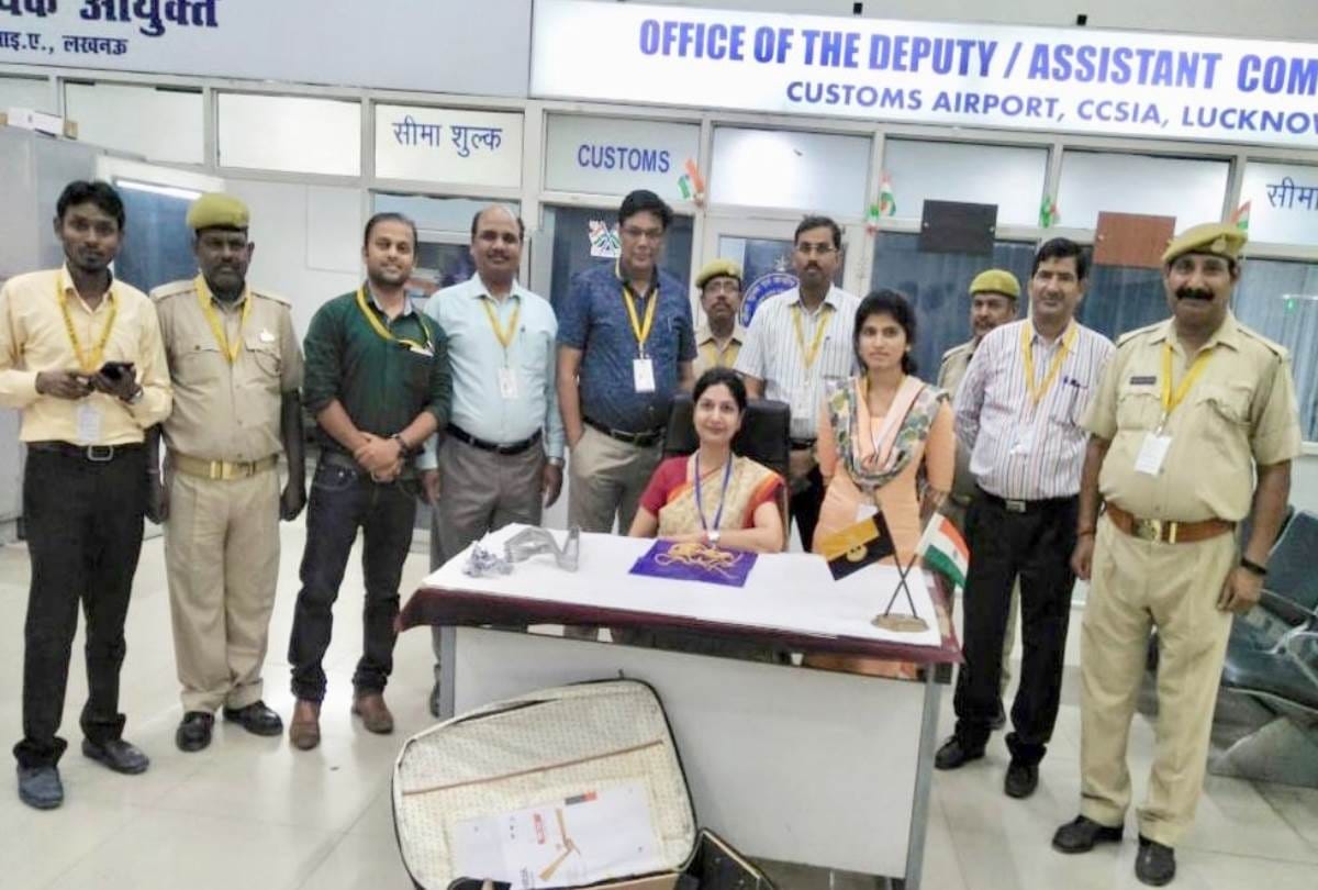 smuggler caught with 488 gram gold at amausi airport