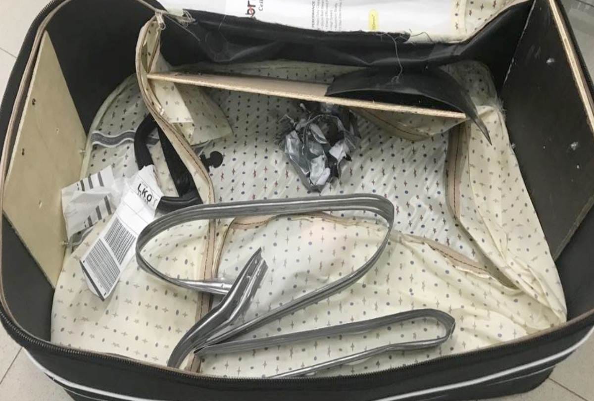 smuggler caught with 488 gram gold at amausi airport
