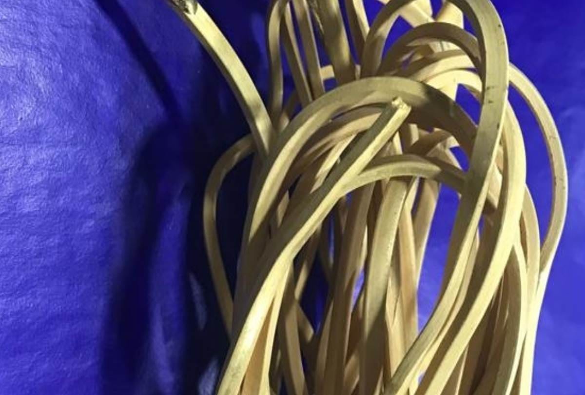 smuggler caught with 488 gram gold at amausi airport