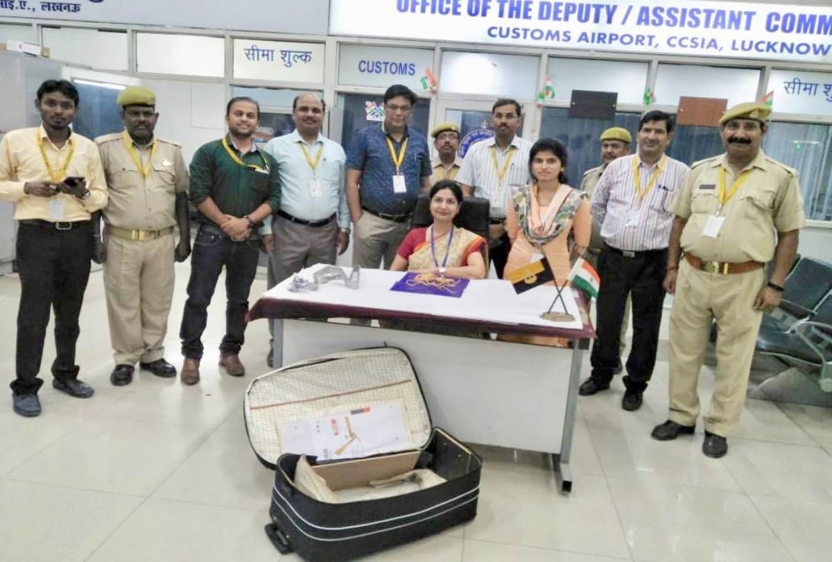 smuggler caught with 488 gram gold at amausi airport