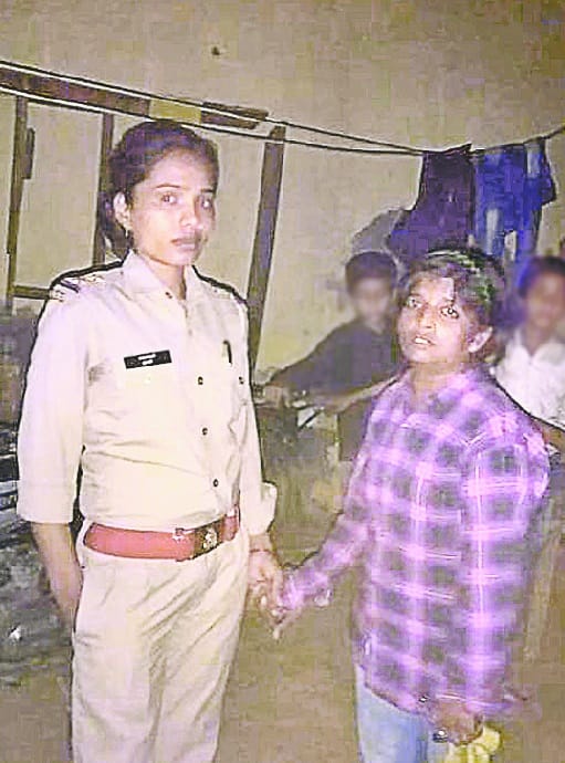 band kamre me bhook pyaas se tarapakar mar gaya vradh