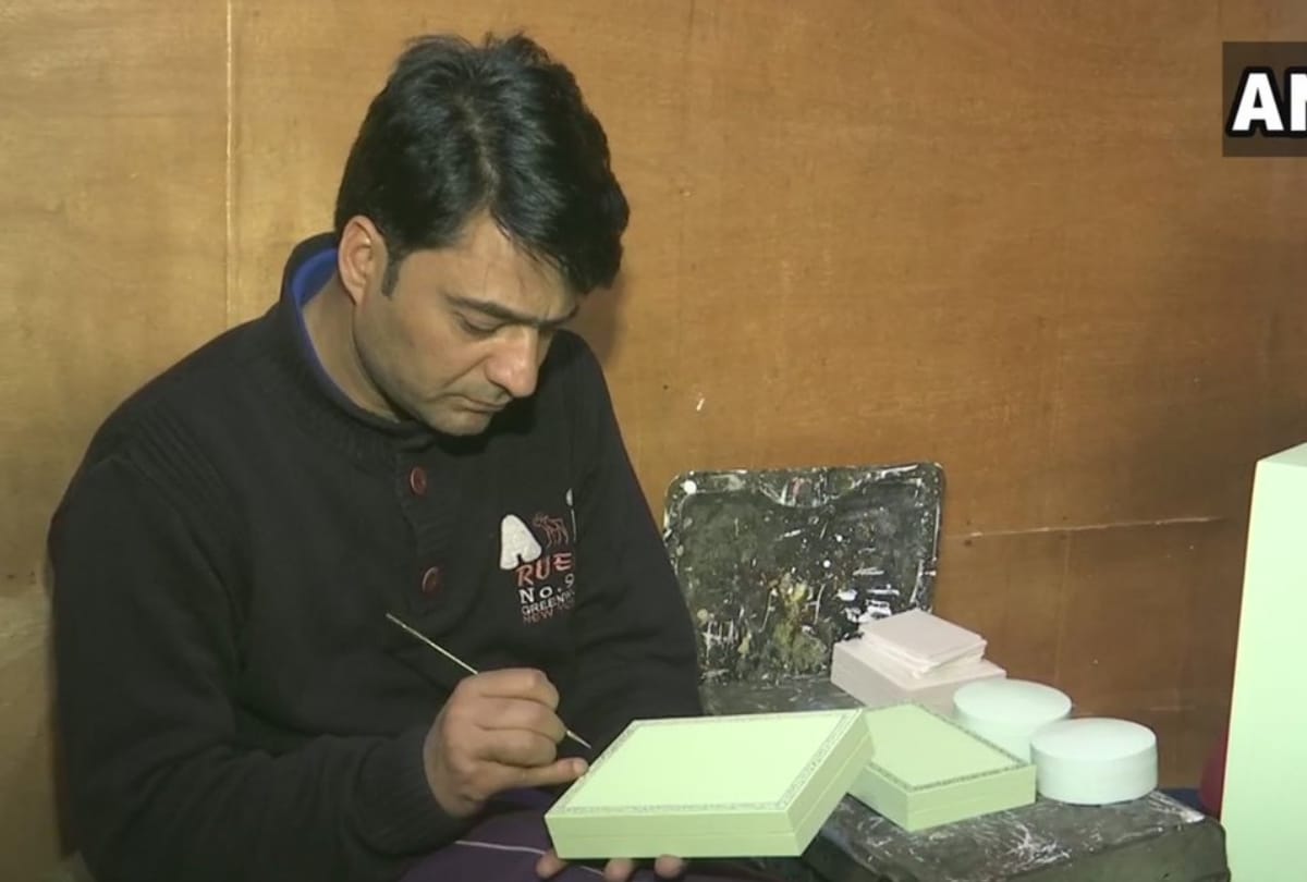 Paper mache Zahid Hussain Beig quit school due to poor financial condition won National award