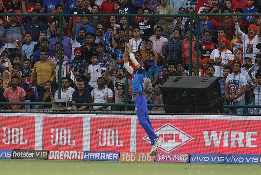 VIDEO: Axar patel picked excellence catch of de villiers at the boundary,IPL 2019 DC vs RCB Match