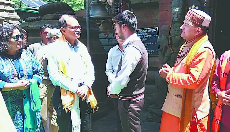 Jasheshwar Dham accompanying the family, Chief Secretary of the state