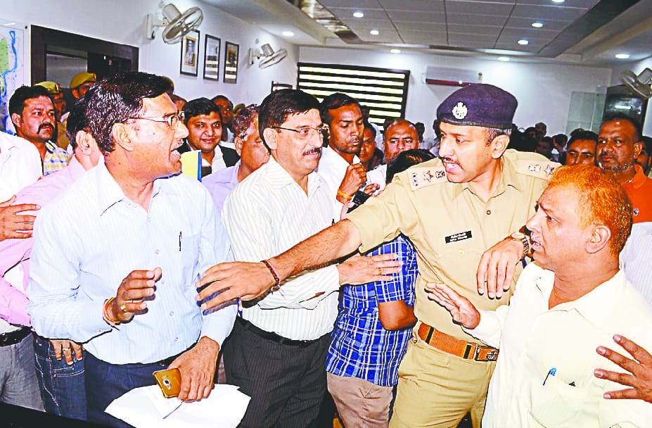 Bhavnapur police beat lawyer, lawyers swoop on SSP