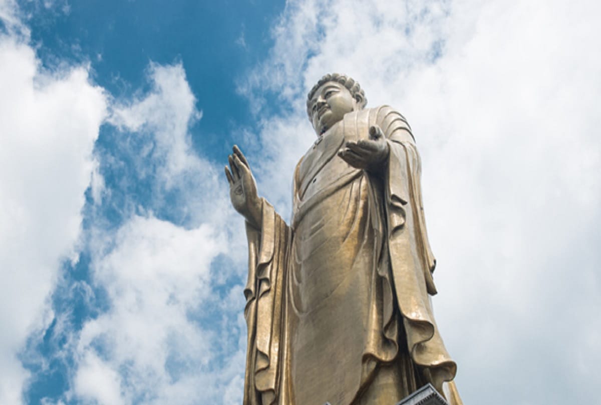Tourists can see world tallest Buddha statue in China
