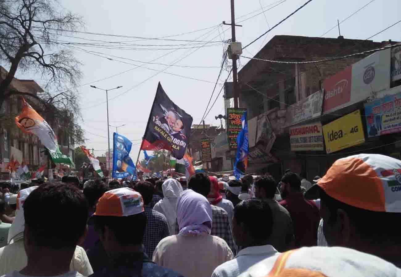 flags became issue in Priyanka Gandhi's Road Show unnao lok sabha election 2019