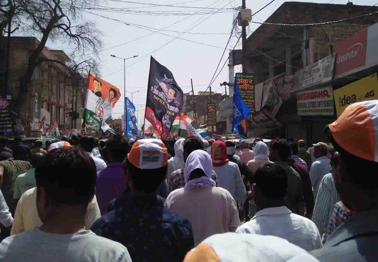 flags became issue in Priyanka Gandhi's Road Show unnao lok sabha election 2019