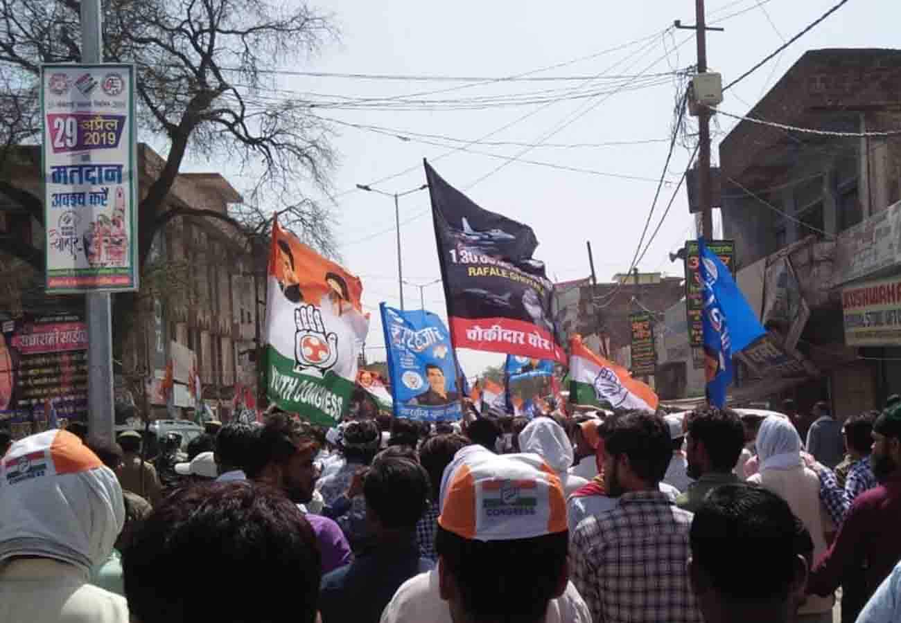 flags became issue in Priyanka Gandhi's Road Show unnao lok sabha election 2019