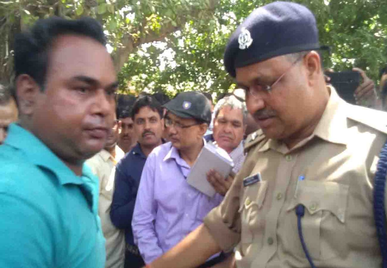 beating between policeman and presiding officer in farrukhabad lok sabha election 2019