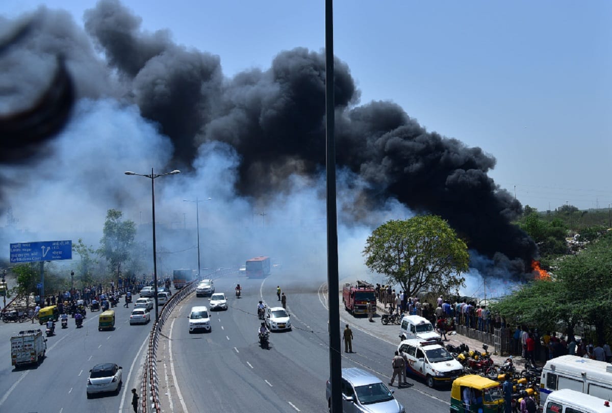 Fire Breaks out in Lalita Park slum area in Laxmi Nagar 40 huts burn
