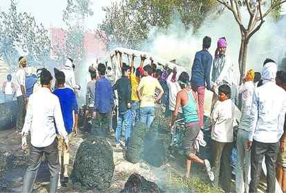 Hundreds of bigha wheat crop burnt in fire in mainpuri