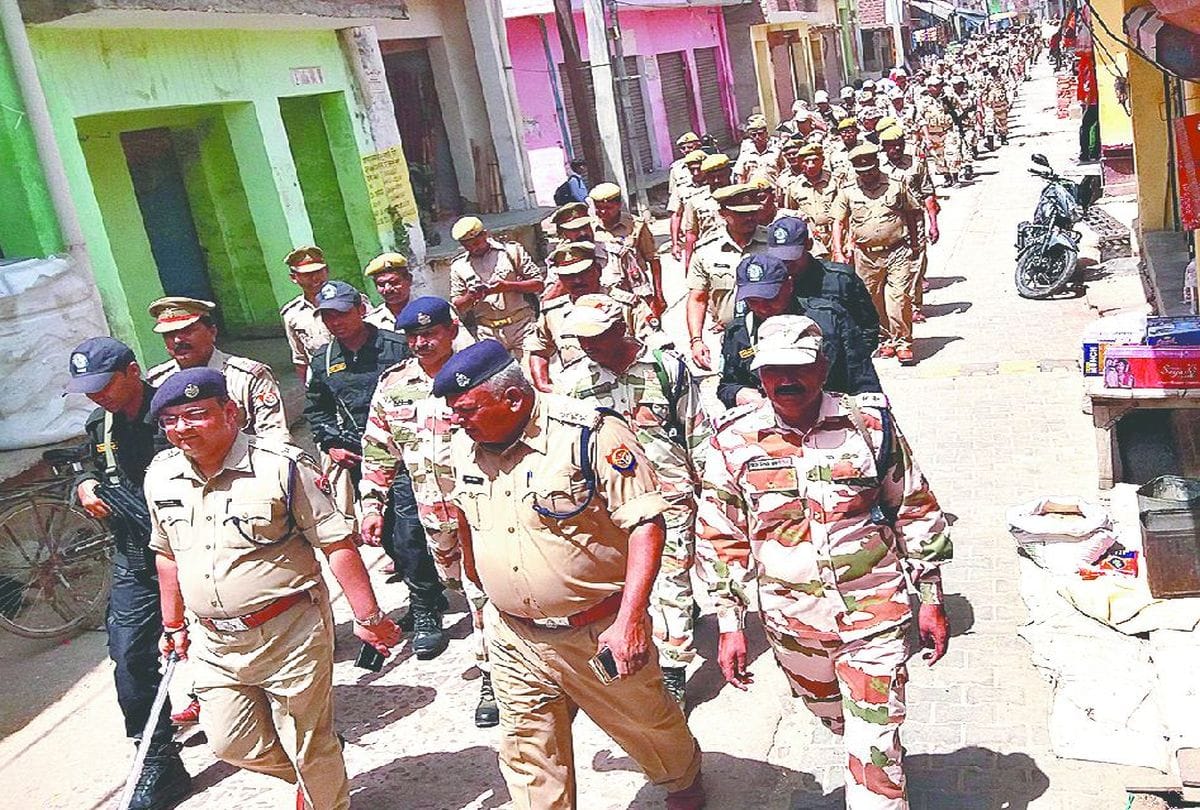 police force deployed in Aliganj etah for fourth phase voting of lok sabha elections 2019