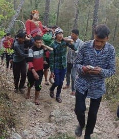 घास काटते समय पेड़ से गिरने पर दो युवतियां घायल