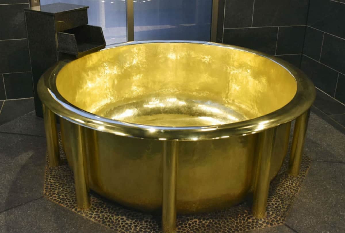 Japanese Restaurant made gold bathtub from 50 crores and pay 3k for one hour bath