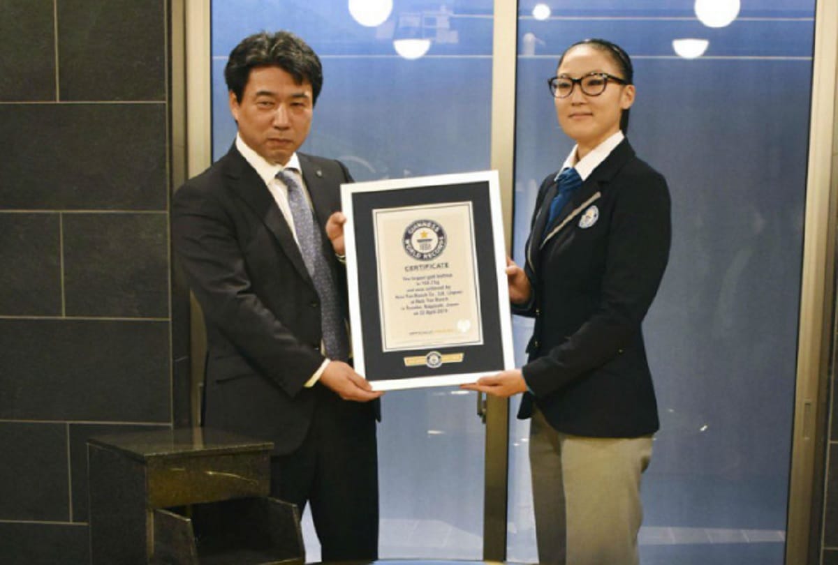Japanese Restaurant made gold bathtub from 50 crores and pay 3k for one hour bath